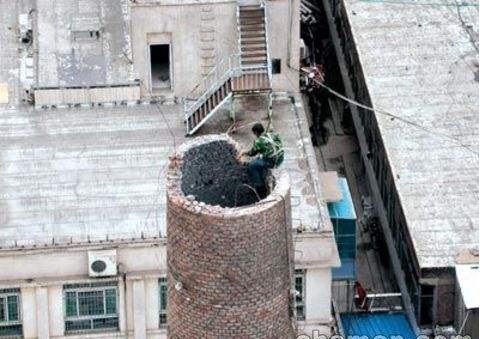 煙囪人工拆除施工防護搭設構造: