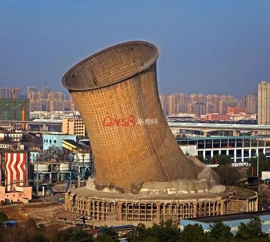 安徽電廠冷卻塔拆除:精湛技藝鑄就安全新環境